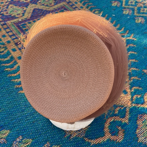 Evelyn Varon peach beige classic 1940’s hat excellent condition size 22 - Picture 2 of 9